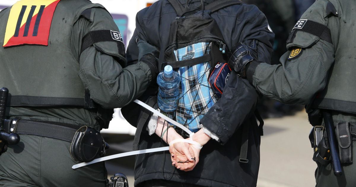 В Германии митингующие подрались с полицией: сотни человек задержаны