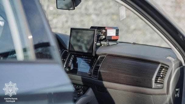 Пристрій, який допомагатиме поліцейським виявляти порушників за допомогою автівки «Фантом». Фото: Патрульна поліція. 2022 рік.