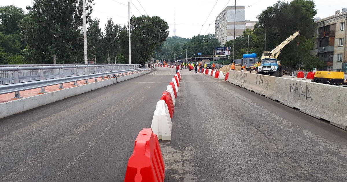 У Києві відновився рух шляхопроводом, який обвалився від дощу