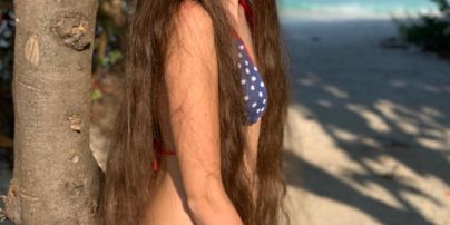 У купальнику і капелюсі: 13-річна донька Полякової показала фото з відпочинку на Мальдівах