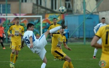 Вратарь зарядил мячом в троллейбус во время матча украинской Второй лиги