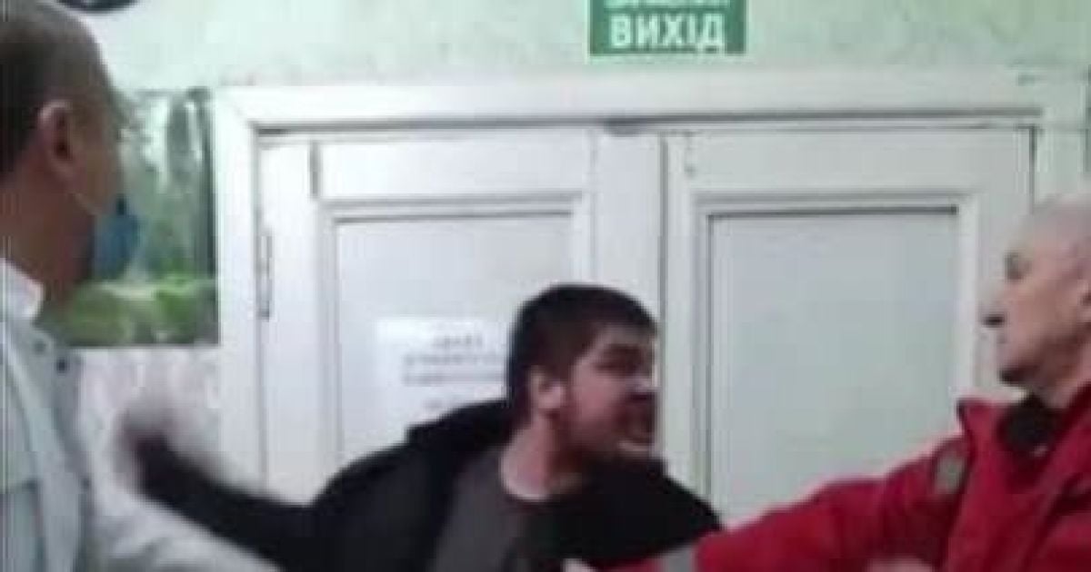Увірвався у відділення і влаштував дебош: у лікарні під Дніпром чоловік напав на медиків (відео)