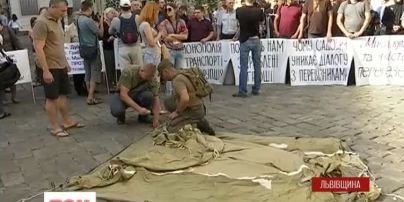 Во Львове под ратушей устроили сразу два "майдана"