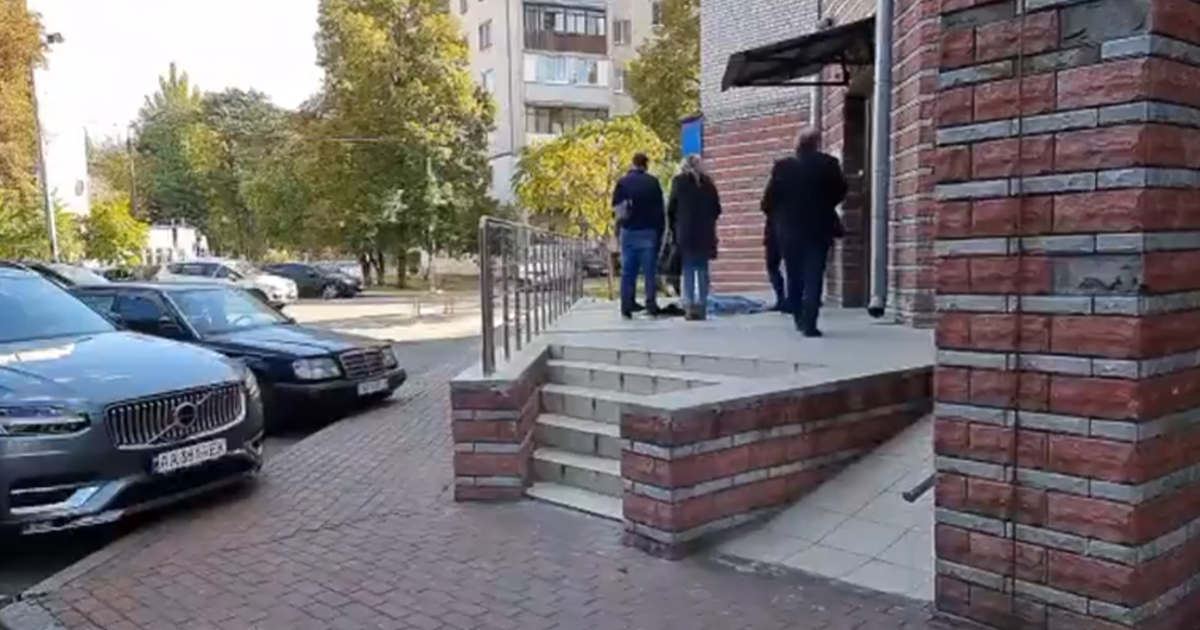 У Києві 13-річна дівчинка випала з 10 поверху: відео