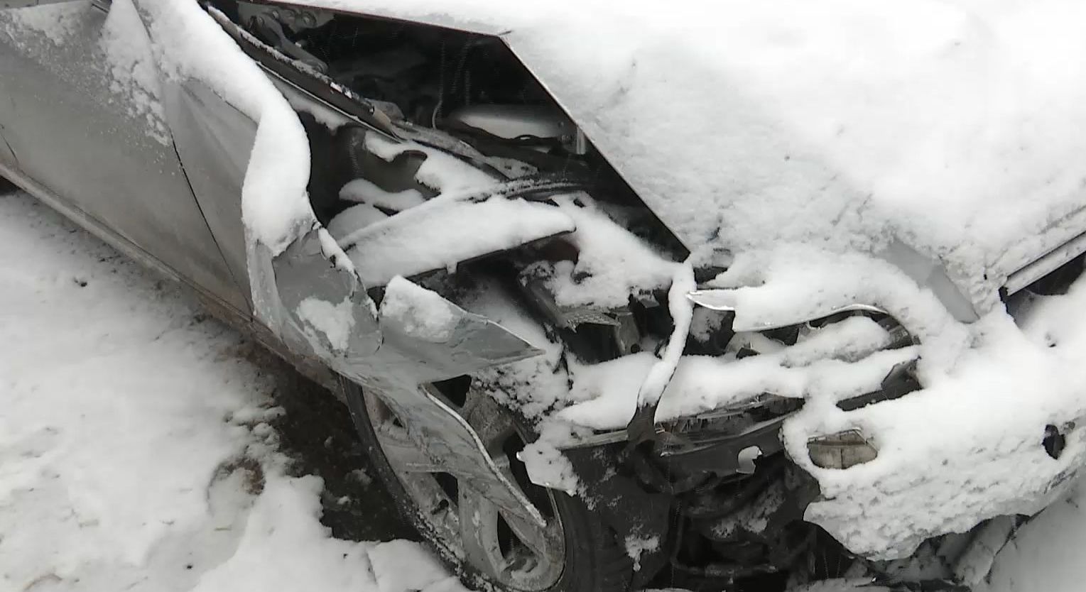 Из-за непогоды в столице произошло два десятка аварий