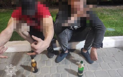 У Львові троє молодиків розтрощили автобусну зупинку та пішли пити пиво (фото)
