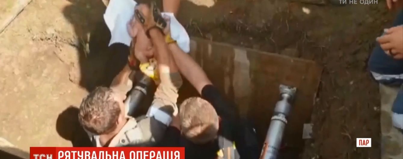 В ЮАР из канализации достали живого младенца