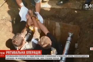 В ЮАР из канализации достали живого младенца