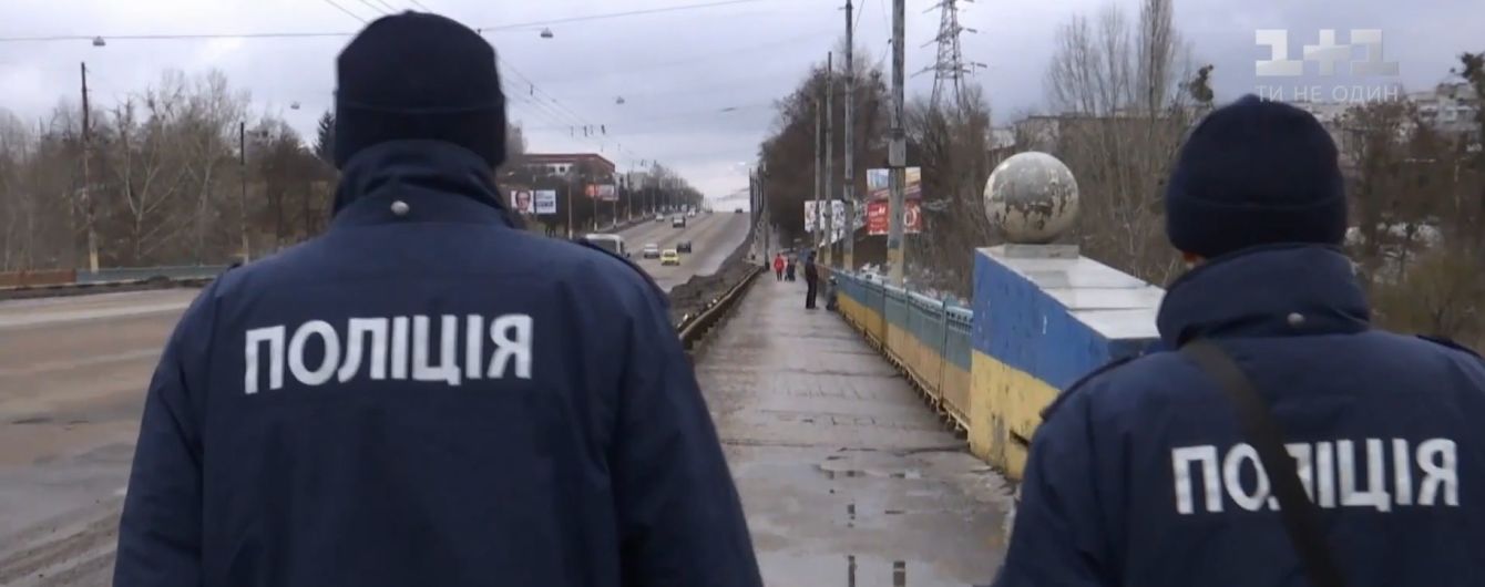 В Житомире полицейские спасли многодетную мать за мгновение до самоубийства