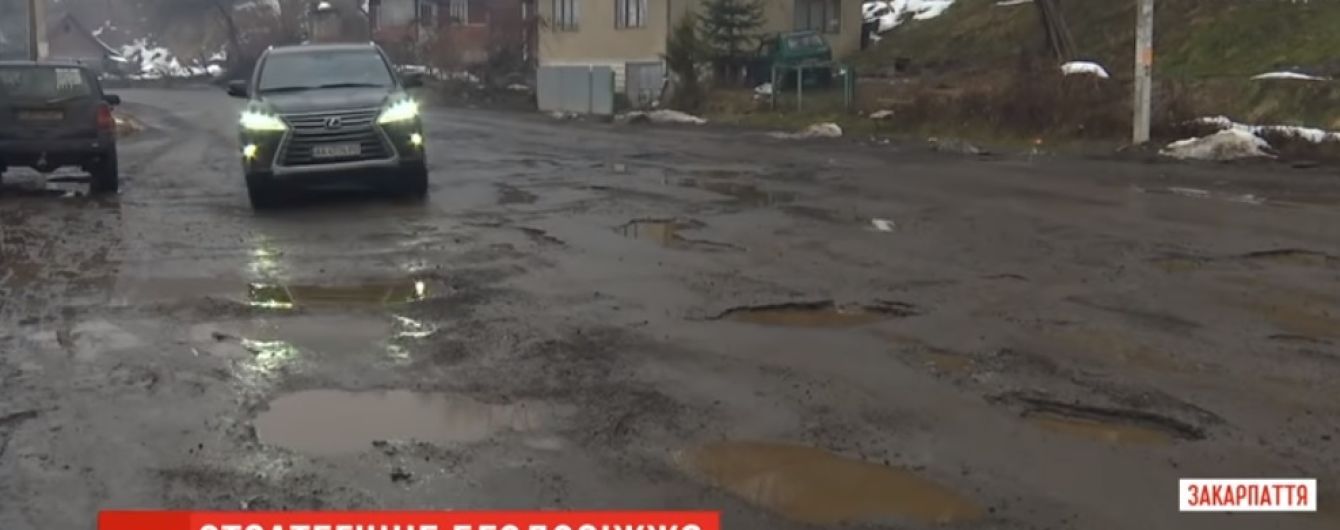 Глубокие ямы и лужи: на Закарпатье рассыпается стратегически важная трасса