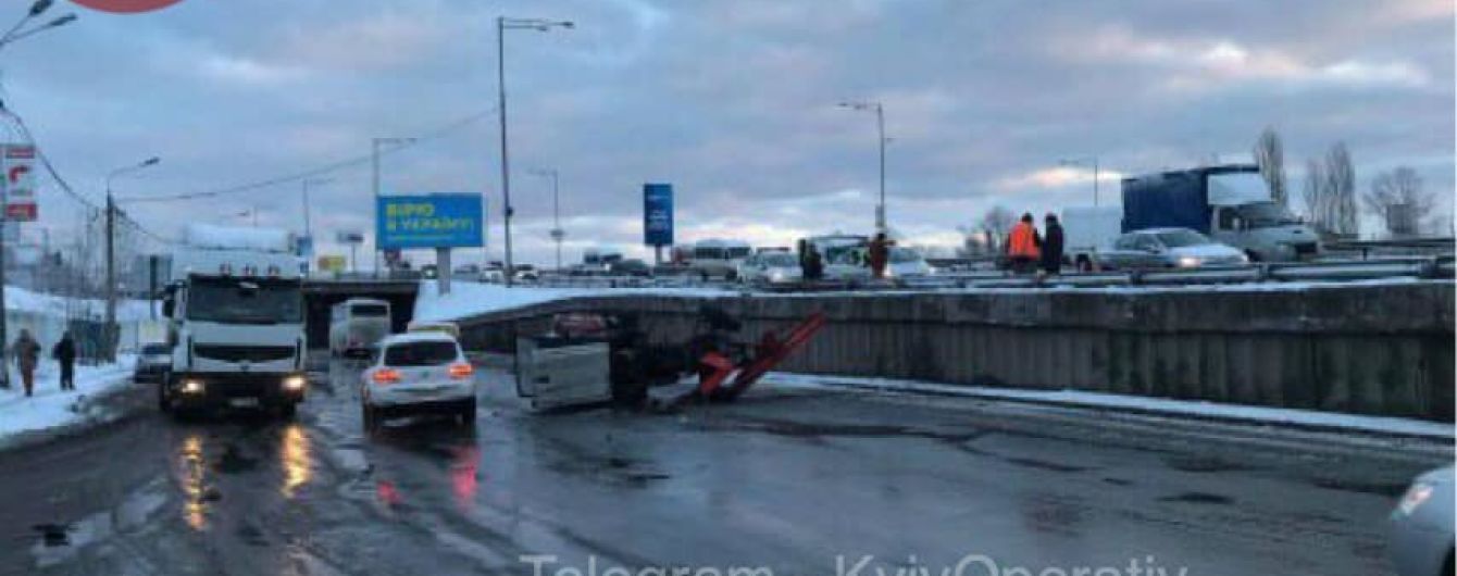 В Киеве на Выдубичах перевернулся трактор