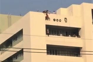 В Таиланде девочка чудом избежала падения с крыши благодаря своей рубашке