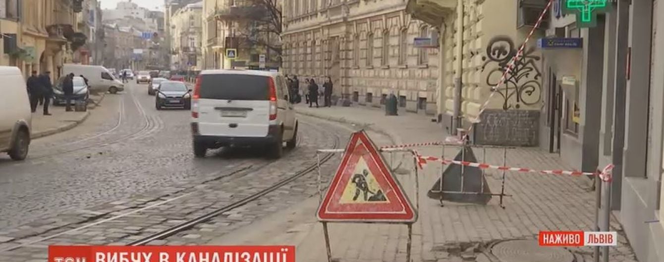 Во Львове произошел взрыв в канализационном люке на пешеходном тротуаре