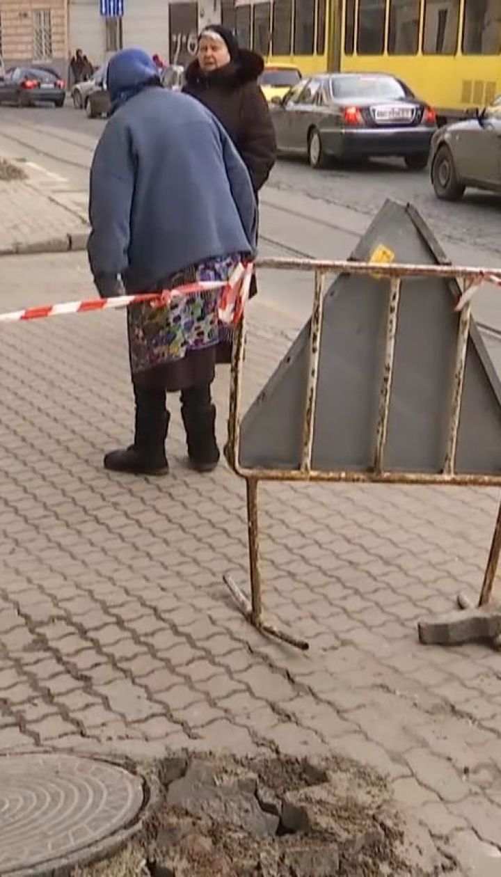 У середмісті Львова пролунав вибух у каналізаційному колодязі