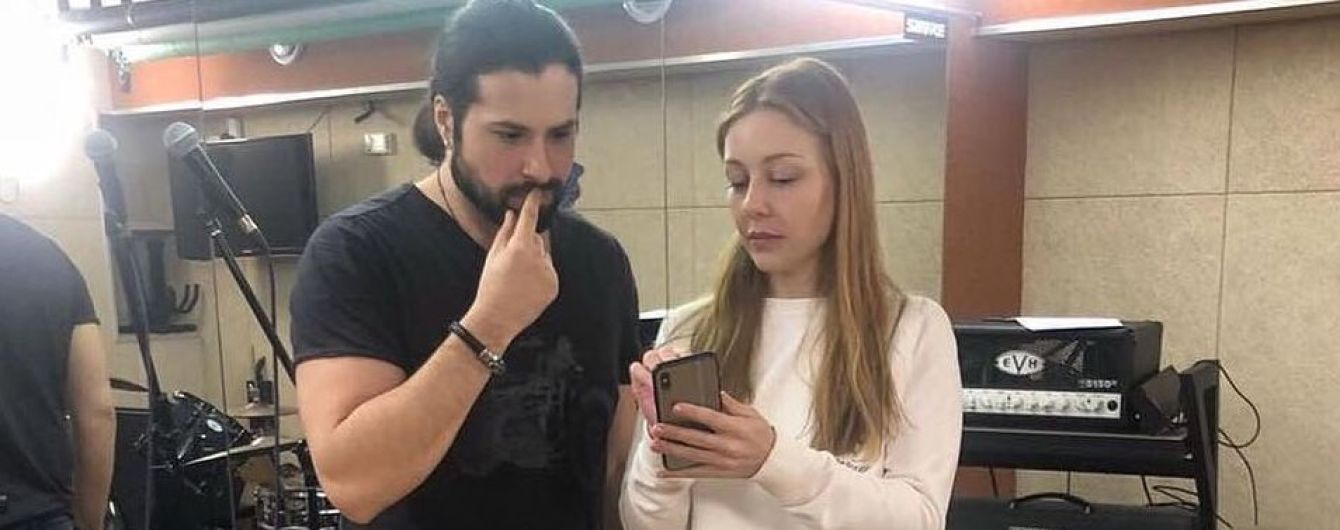 В белых джинсах и свитшоте: Тину Кароль не узнать в повседневном образе