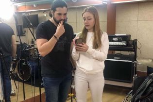 В белых джинсах и свитшоте: Тину Кароль не узнать в повседневном образе