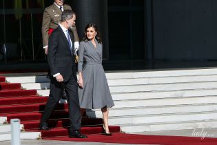 В элегантном сером: королева Летиция с мужем прилетела с визитом в Марокко