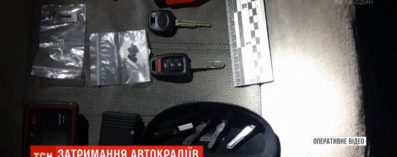 Из автосалона на столичном Печерске украли четыре машины