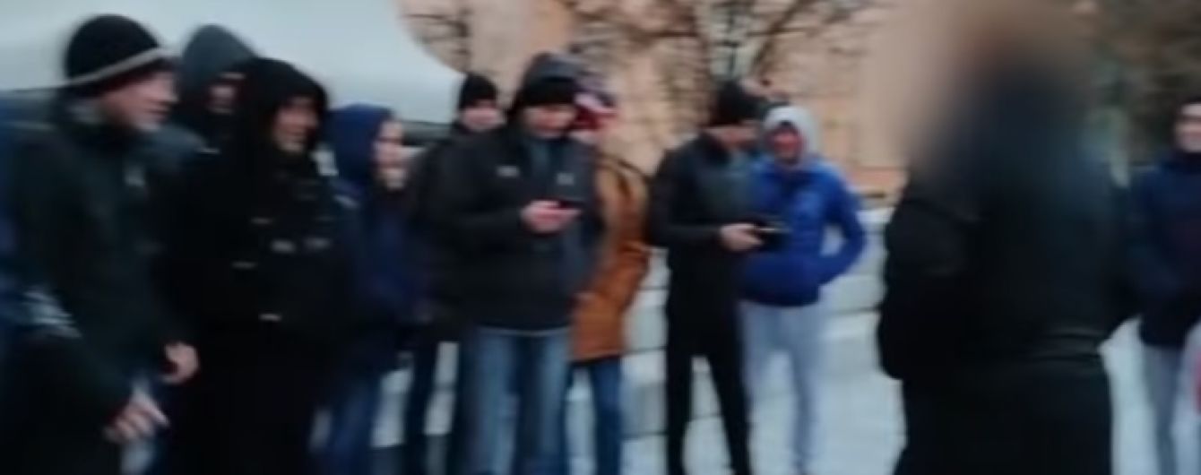 В Харькове десятки людей за деньги вышли митинговать за "кандидата" с фамилией маньяка