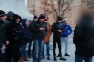 В Харькове десятки людей за деньги вышли митинговать за "кандидата" с фамилией маньяка