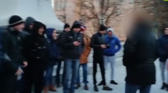 У Харкові десятки людей за гроші вийшли мітингувати за "кандидата" з прізвищем маніяка