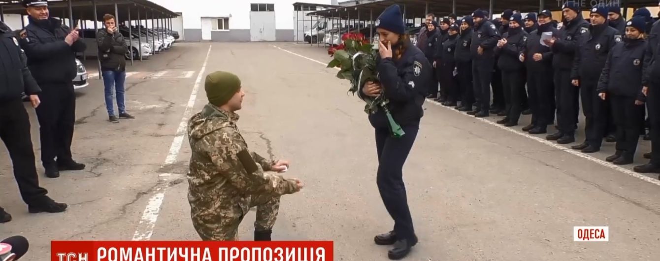 Военный сделал предложение девушке-полицейской на построении в день святого Валентина