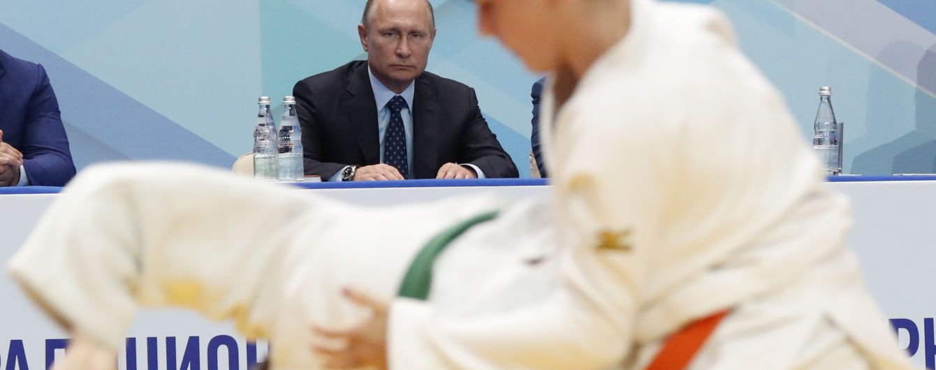 Дзюдоист-чемпион повредил палец Путину во время тренировки