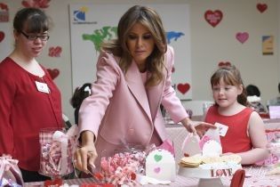 Вся в розовом: Мелания Трамп в романтичном образе посетила детский госпиталь