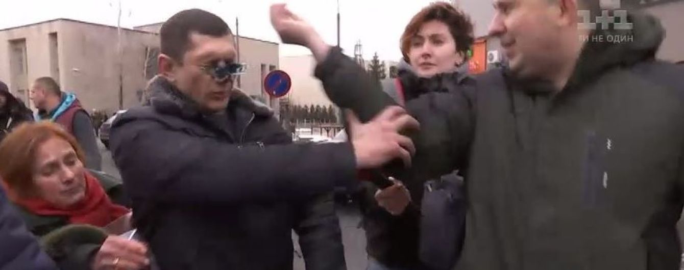 Зоозащитники напали с зеленкой на мужчину, которого подозревают в издевательстве над собакой