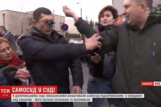 Зоозащитники напали с зеленкой на мужчину, которого подозревают в издевательстве над собакой