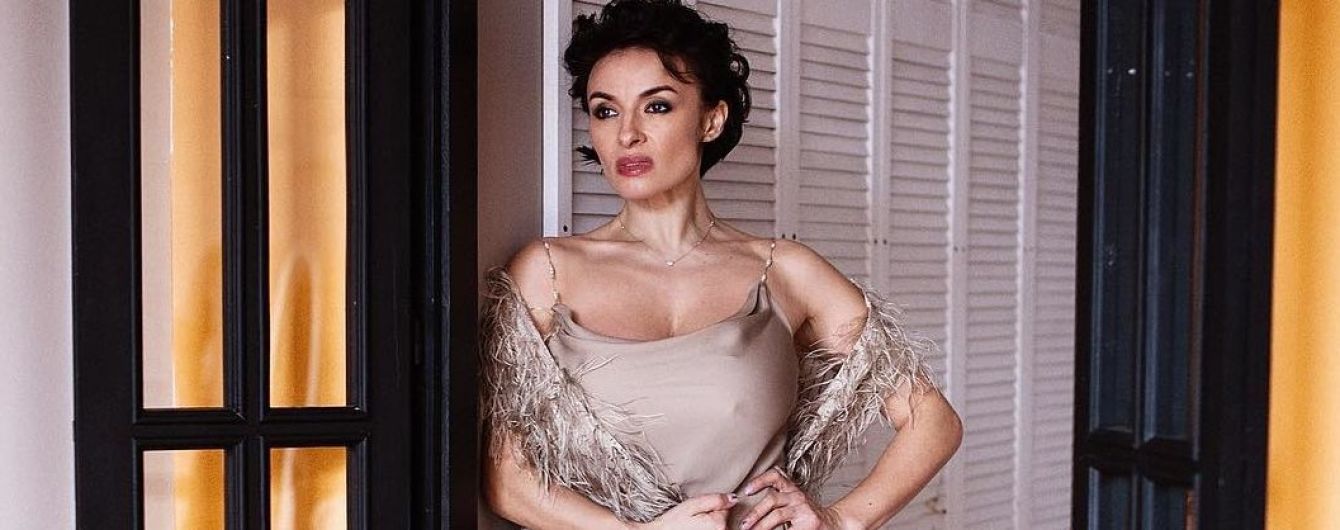 Який ніжний образ: Надя Мейхер у нюдовій сукні на тонких бретелях постала перед шанувальниками