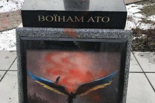 В Киеве вандалы поиздевались над памятником воинам АТО