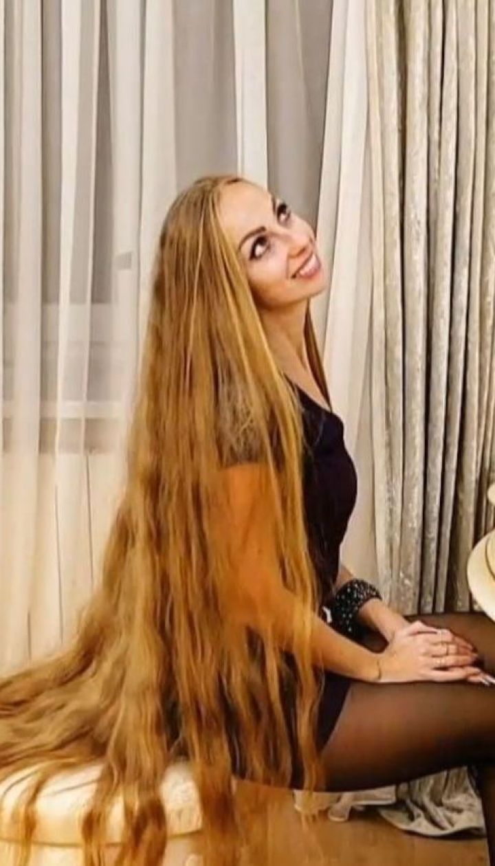 Одесситка отрастила волосы, что достигают пола