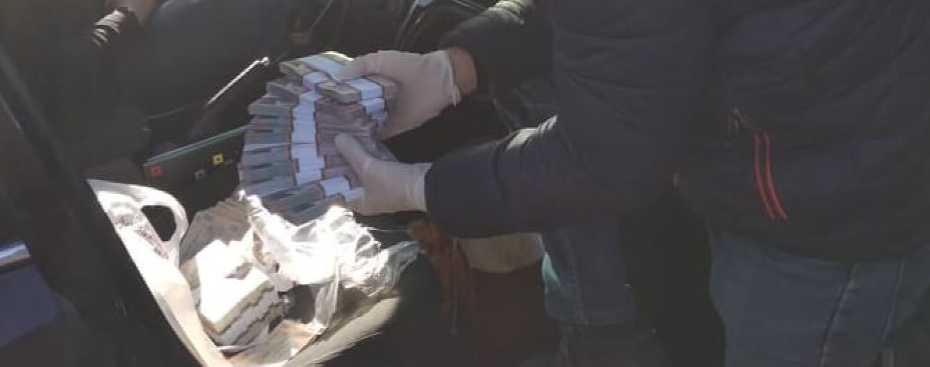 У Запоріжжі двох службовців затримали на хабарі у 700 тисяч гривень
