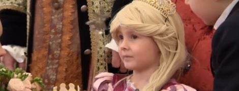 В Киеве для девочки, которая теряет зрение из-за опухоли, устроили бал в президентском дворце