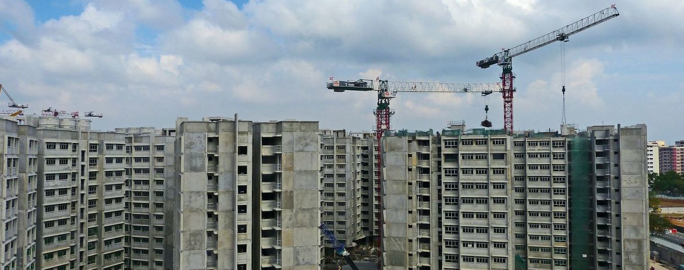 На Буковине двое парней выпрыгнули с шестого этажа недостроя. Один погиб