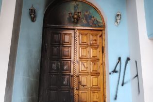 В Кривом Роге неизвестные подожгли двери храма УПЦ МП