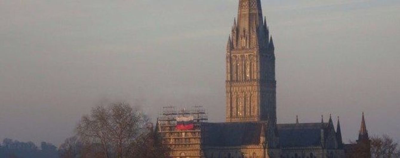 Посольство РФ отреагировало на появление российского флага на соборе в Солсбери