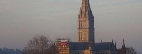 У сумнозвісному Солсбері невідомі повісили російський прапор на соборі