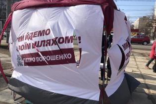 У Маріуполі невідомі з ножем напали на намети агітаторів Порошенка