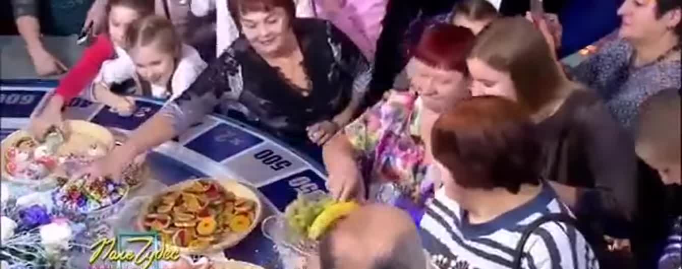 Приходять з пакетами: в "Поле чудес" показали, як глядачі змітають їжу після запису програми