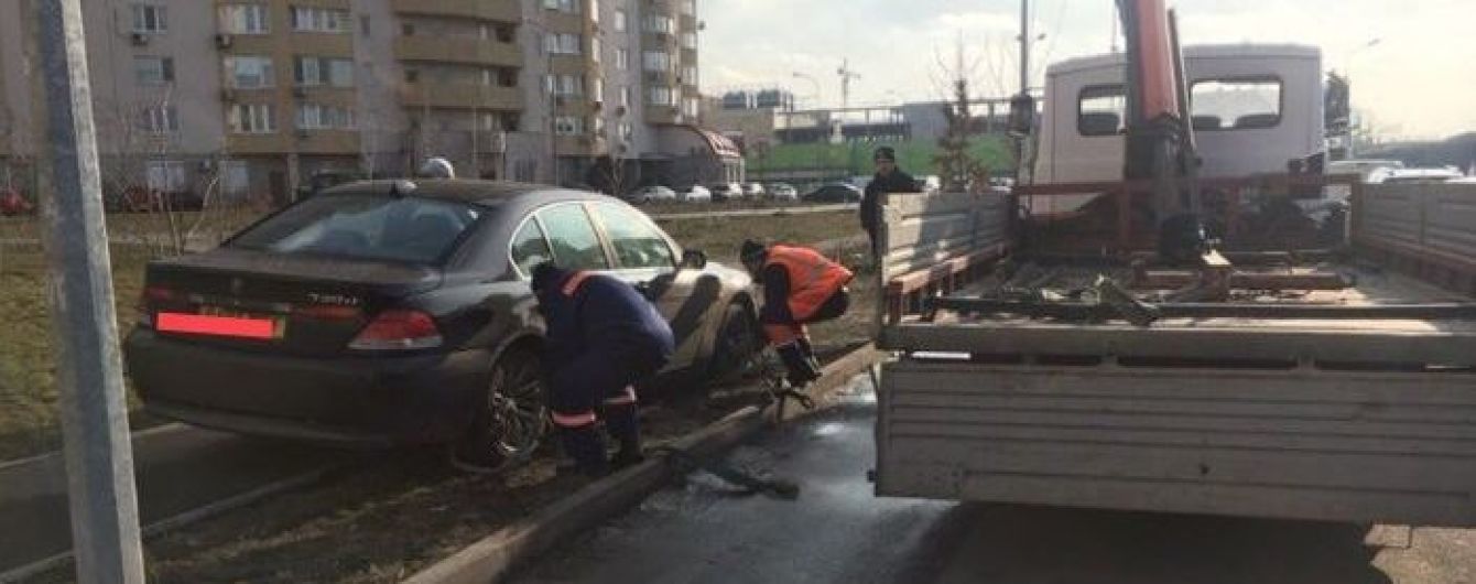 Жатва эвакуаторов. В Киеве отбуксировали 31 машину за нарушения