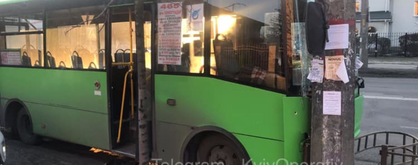 В Киеве маршрутка влетела в столб во время маневра