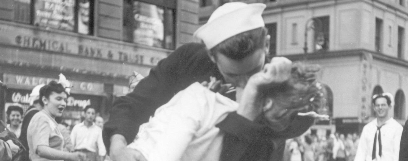 В США умер моряк со знаменитой фотографии "Поцелуй на Таймс-сквер"