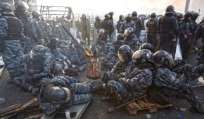Інший бік: відомий фотограф показав світлини беркутівців перед розстрілом Майдану