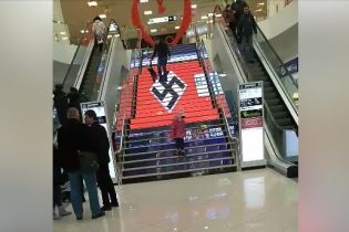 В Киеве в торговом центре вместо рекламы показали большую свастику