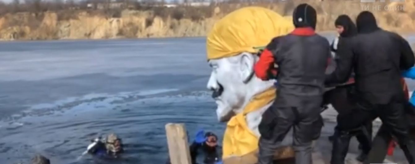 Ушел на дно: в Днепре дайверы потопили Ленина