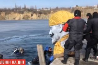 Ушел на дно: в Днепре дайверы потопили Ленина