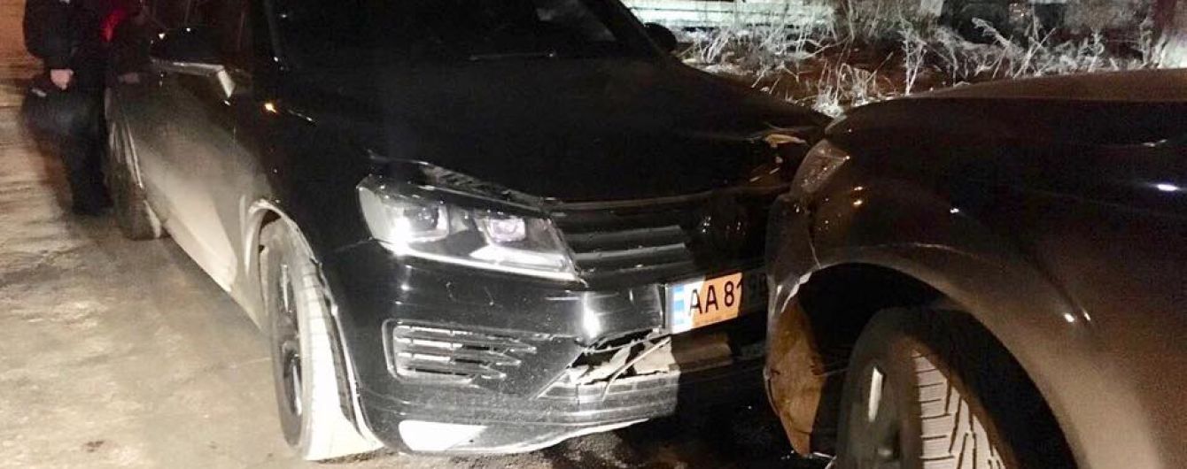 В Киеве водитель Volkswagen трижды протаранил Audi с детьми и дубасил ее кулаками