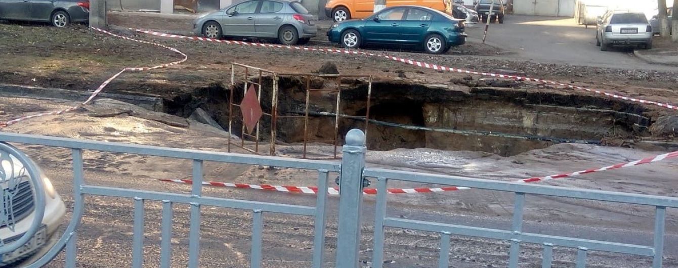 У Києві частина дороги пішла під землю